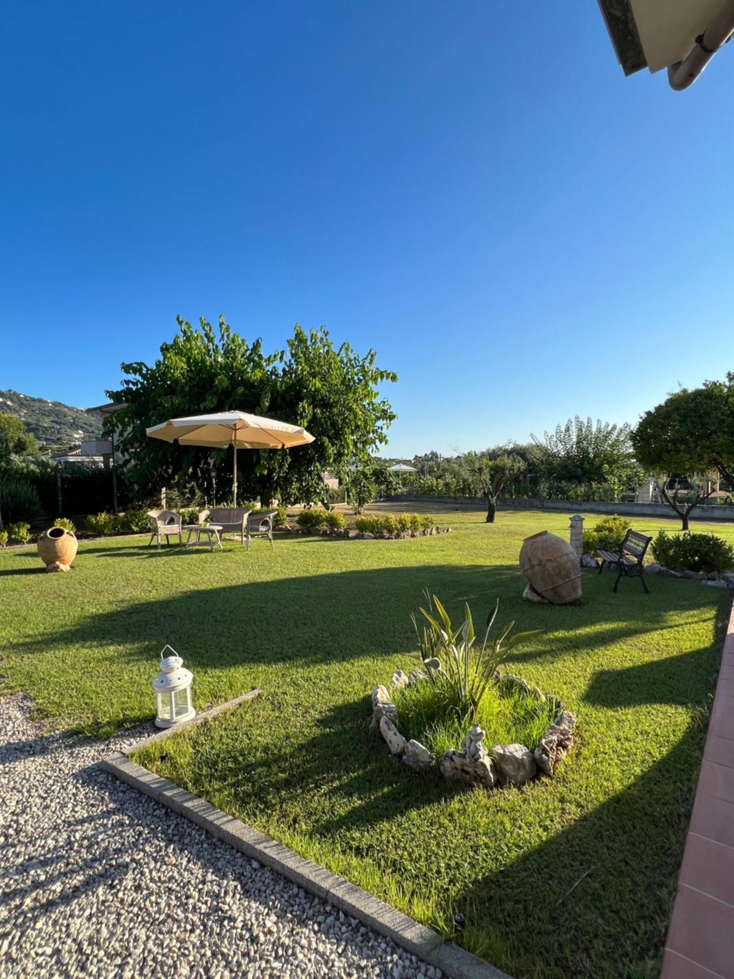 Апартаменты A Casa Di Ale Санта-Мария-ди-Кастеллабате Экстерьер фото